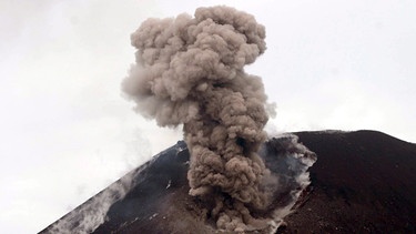 Anak Krakatau, Indonesien. Ein Vulkanausbruch sprengt am 27. August 1883 die Insel Krakatau in Indonesien in die Luft. Der Donnerhall ist auf einem Drittel der Erde zu hören, es regnet Asche, Tsunamis verwüsten umliegende Küsten. Tausende Menschen sterben. | Bild: picture-alliance/dpa