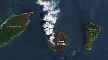Anak Krakatau. Der Vulkan Anak ist die Nachfolge des Vulkans auf Krakatau. Ein gigantischer Vulkanausbruch sprengt am 27. August 1883 die Insel Krakatau in Indonesien in die Luft. Der Donnerhall ist auf einem Drittel der Erde zu hören. Es regnet Asche und Tsunamis verwüsten umliegende Küsten. Tausende Menschen sterben. | Bild: © dpa / NASA Earth/ZUMA Press Wire