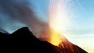 Vulkan Stromboli während einer Eruption | Bild: picture-alliance/dpa