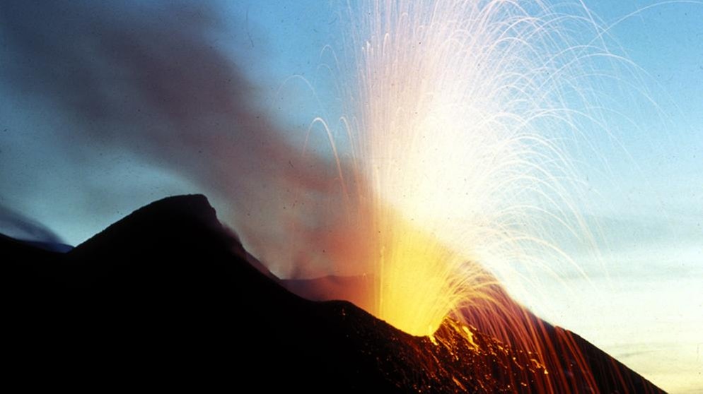 Vulkan Stromboli während einer Eruption | Bild: picture-alliance/dpa