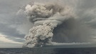 Vulkan Hunga Tonga-Hunga Ha'apai im Inselstaat Tonga 2022, der Ausbruch am 15. Januar gehörte zu den heftigsten Vulkanausbrüchen der vergangenen 2000 Jahre | Bild: picture alliance / ZUMAPRESS.com | Tonga Geological Services