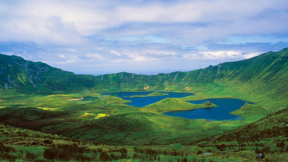 Auch bei den Spitzen eines Vulkans unterscheidet man unterschiedliche Typen - den Krater und die Caldera. Hier die Caldera auf der Azoren-Insel Corvo | Bild: picture-alliance/dpa