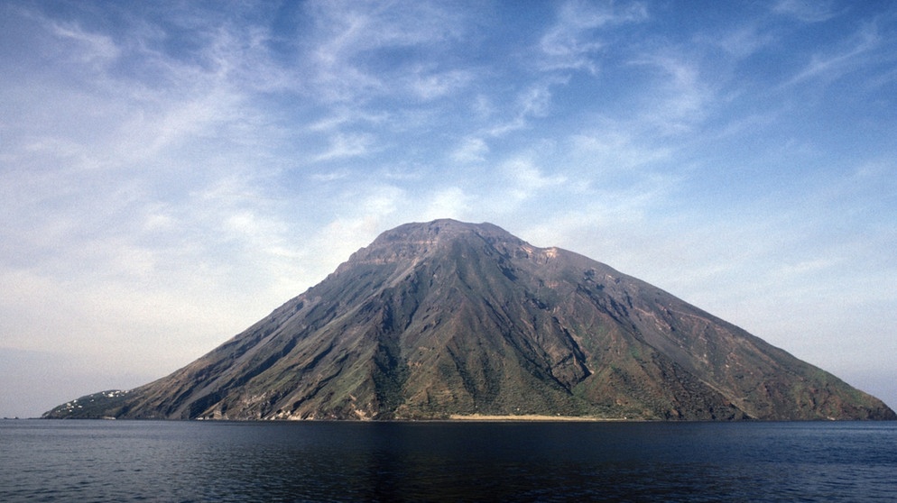 Vulkantyp Schichtvulkan: Der Vulkan Stromboli in Italien | Bild: picture-alliance/dpa