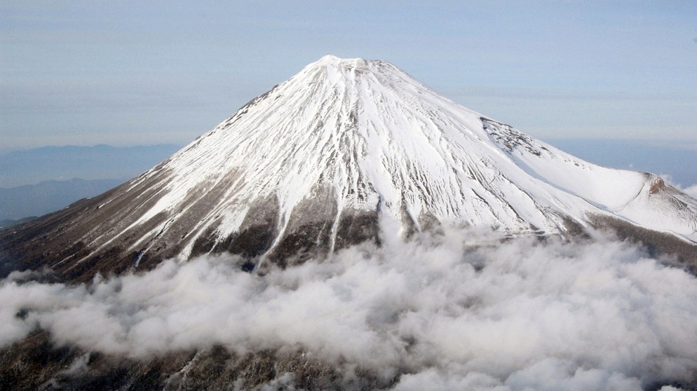 Vulkantyp Schichtvulkan: Der schneebedeckte Vulkan Fudschijama in Japan | Bild: picture-alliance/dpa