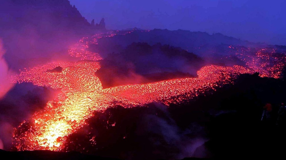 Spalteneruptionen: Lavaströme wälzen sich den Ätna hinab. Bei manchen Vulkanen wie dem Ätna quillt Lava aus Spalten. | Bild: picture-alliance/dpa