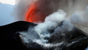 Der Vulkan Cumbre Vieja auf La Palma brach 2021 aus. Vulkane findet man auf der ganzen Welt - sogar hier in der Eifel und in Bayern. Die Feuerberge sind Lebensspender, Rohstofflieferant, Touristenmagnet, aber auch Zerstörer und Todbringer. Wir erklären, wie Vulkane entstehen, Lava spucken, uns nützen und schaden. | Bild: picture alliance/Geisler-Fotopress | Christoph Hardt/Geisler-Fotopres