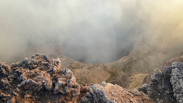 Der Vulkan Masaya in Nicaragua. Vulkane findet man auf der ganzen Welt - sogar hier in der Eifel und in Bayern. Die Feuerberge sind Lebensspender, Rohstofflieferant, Touristenmagnet, aber auch Zerstörer und Todbringer. Wir erklären, wie Vulkane entstehen, Lava spucken, uns nützen und schaden. | Bild: picture alliance/prisma | Heeb Christian