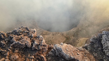 Der Vulkan Masaya in Nicaragua. Vulkane findet man auf der ganzen Welt - sogar hier in der Eifel und in Bayern. Die Feuerberge sind Lebensspender, Rohstofflieferant, Touristenmagnet, aber auch Zerstörer und Todbringer. Wir erklären, wie Vulkane entstehen, Lava spucken, uns nützen und schaden. | Bild: picture alliance/prisma | Heeb Christian