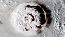 Ein Satellitenbild zeigt den unterseeischen Vulkanausbruch des Vulkans Hunga Tonga-Hunga Haʻapai am 15. Januar 2022 vor Tonga. Vulkane findet man auf der ganzen Welt - sogar hier in der Eifel und in Bayern. Die Feuerberge sind Lebensspender, Rohstofflieferant, Touristenmagnet, aber auch Zerstörer und Todbringer. Wir erklären, wie Vulkane entstehen, Lava spucken, uns nützen und schaden. | Bild: picture alliance/ZUMAPRESS.com | NOAA