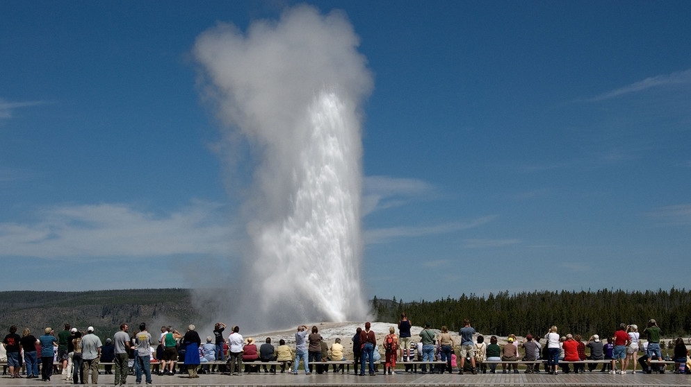 Vulkanismus: Touristen bestaunen einen Geysir im Yellowstone National Park | Bild: picture-alliance/dpa