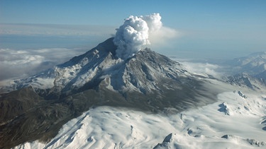 Der Mount Redoubt in Alaska brach 2009 aus. Vor und nach dem Ausbruch zeigten sich Veränderungen in der Wärmestrahlung des Vulkans. | Bild: McGimsey, R. G. / Alaska Volcano Observatory / U.S. Geological Survey