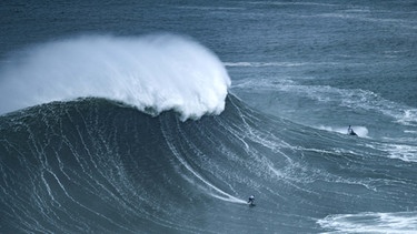 Monsterwellen am Nordstrand von Nazaré können über 30 Meter hoch werden. Ideale Bedingungen für Big-Wave Surfer, wie Sebastian Steudtner, einziger Deutscher an der Weltspitze. Besonders im Frühjahr und Herbst werden die Wellen besonders groß.  | Bild: picture-alliance/Hugo Amaral/SOPA Images via ZUMA Wire