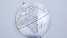 Ein Globus steht auf einem Tisch. Die Corilosiskraft wirkt nicht am Äquator. | Bild: colourbox.com