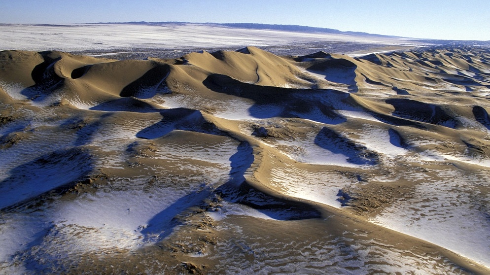 So kann eine Binnenwüste auch aussehen:: die Wüste Gobi in der Mongolei - mit Schnee und Eis | Bild: picture-alliance/dpa