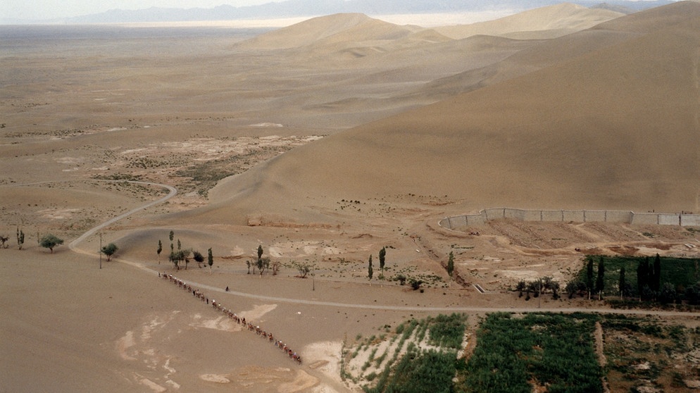 Historische Seidenstraße - ältester Handeldsweg - verläuft am Rande der Binnenwüste Gobi  | Bild: picture-alliance/dpa