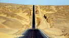 Straße durch die chinesische Qaidam-Wüste, einer Binnenwüste weit weg vom Meer  | Bild: picture-alliance/dpa
