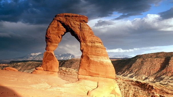 Der Delicate Arch - ein Natursteinbogen in der Wüste von Utah | Bild: picture-alliance/dpa