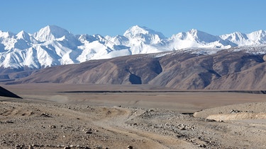 Schotterpiste in tibetischer Wüste | Bild: picture-alliance/dpa