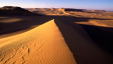 Das Hochplateau Gilf Kebir in der ägyptischen Sahara-Wüste | Bild: picture-alliance/dpa