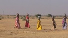 Wassertragende Frauen in der indischen Wüste Thar | Bild: BR / Michael Martin