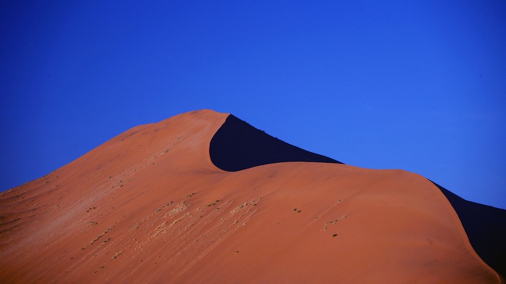 Sossusvlei-Dünen in der Namib-Wüste. Sand, Wind und Schwerkraft - das sind die drei Hauptfaktoren für die Bildung von beeindruckend geformten Sanddünen in Wüsten. | Bild: picture-alliance/dpa