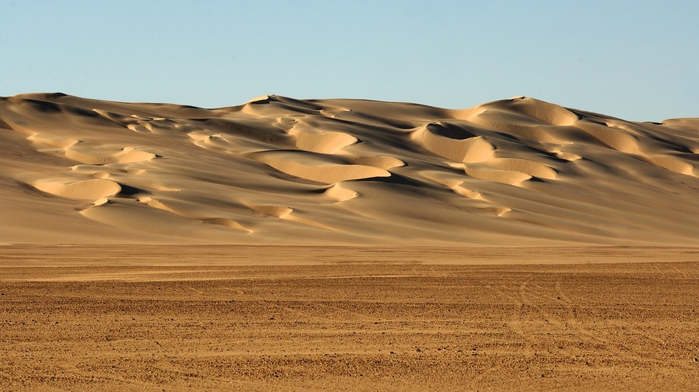 Sahara: Sanddünen in Libyen. Sand, Wind und Schwerkraft - das sind die drei Hauptfaktoren für die Bildung von beeindruckend geformten Sanddünen in Wüsten. | Bild: picture-alliance/dpa