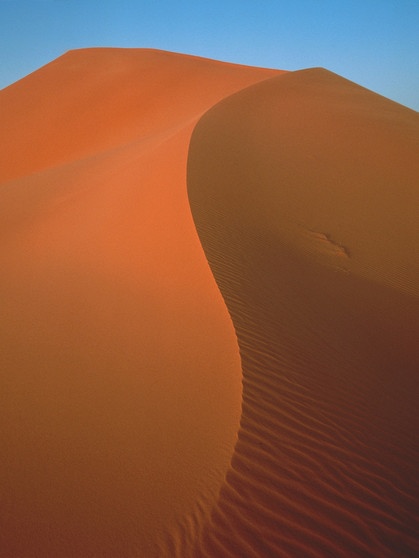 Sanddüne in der Sahara-Wüste. Sand, Wind und Schwerkraft - das sind die drei Hauptfaktoren für die Bildung von beeindruckend geformten Sanddünen in Wüsten. | Bild: picture-alliance/dpa