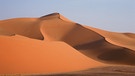 Sanddünen in der algerischen Sahara-Wüste. Sand, Wind und Schwerkraft - das sind die drei Hauptfaktoren für die Bildung von beeindruckend geformten Sanddünen in Wüsten. | Bild: picture-alliance/dpa