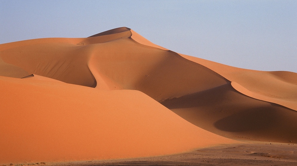 Sanddünen in der algerischen Sahara-Wüste. Sand, Wind und Schwerkraft - das sind die drei Hauptfaktoren für die Bildung von beeindruckend geformten Sanddünen in Wüsten. | Bild: picture-alliance/dpa