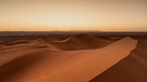 Dünenlandschaft von Erg Chebbi bei Marokko. Wie entstehen Wüsten? Welche Wüsten gibt es weltweit? Und warum breiten sie sich aus? Hier erfahrt ihr spannende Fakten über die trockensten Gebiete der Welt.  | Bild: picture alliance / Zoonar | Nando Lardi