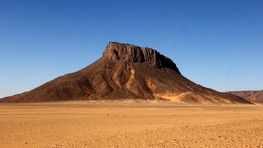 Wadi Wahes: Sahara-Wüste im Sudan - eine Wüste in Äquatornähe. Bezieht man Halbwüsten mit ein, gehören den Wüsten mit rund 50 Millionen Quadratkilometern von allen Landschaftsformen der Erde die größte Fläche. Ein faszinierender Lebensraum für eine besondere Tier-und Pflanzenwelt. Hier erfahrt ihr spannende Fakten über die trockensten Gebiete der Welt. | Bild: picture-alliance/dpa