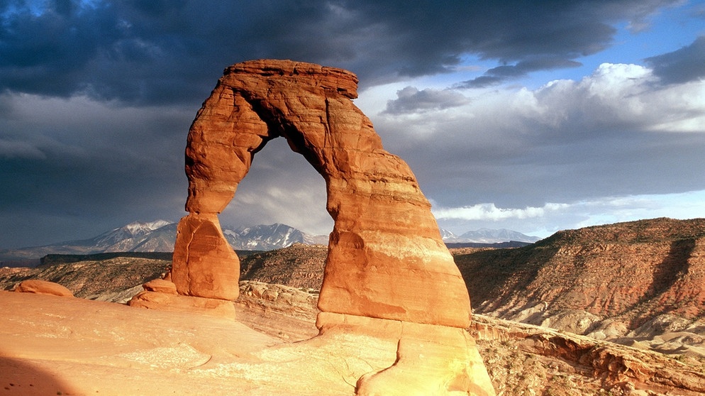 Der Delicate Arch - ein Natursteinbogen in der Wüste von Utah. In vielen Wüsten der Erde gibt es spektakuläre Lebensräume. Sie entstehen meistens durch Erosion: Verwitterungsprozesse durch Wind und Wasser. Die Wissenschaft unterscheidet vier Wüstentypen. | Bild: picture-alliance/dpa