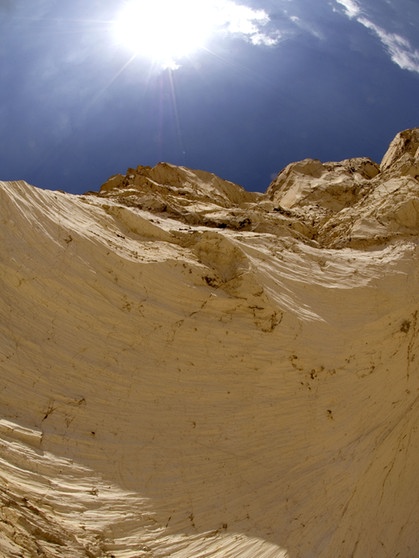 Sahara: Windschliff in der Weißen Wüste in Ägypten. Bezieht man Halbwüsten mit ein, gehören den Wüsten mit rund 50 Millionen Quadratkilometern von allen Landschaftsformen der Erde die größte Fläche. Ein faszinierender Lebensraum für eine besondere Tier-und Pflanzenwelt. Hier erfahrt ihr spannende Fakten über die trockensten Gebiete der Welt. | Bild: picture-alliance/dpa