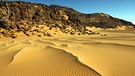 Wadi Wahes: Sahara-Wüste im Sudan. Bezieht man Halbwüsten mit ein, gehören den Wüsten mit rund 50 Millionen Quadratkilometern von allen Landschaftsformen der Erde die größte Fläche. Ein faszinierender Lebensraum für eine besondere Tier-und Pflanzenwelt. Hier erfahrt ihr spannende Fakten über die trockensten Gebiete der Welt. | Bild: picture-alliance/dpa