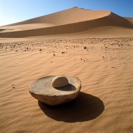 Prähistorischer Mahlstein in der libyschen Wüste. Die Sahara ist die größte Wüste der Welt. Bezieht man Halbwüsten mit ein, gehören den Wüsten mit rund 50 Millionen Quadratkilometern von allen Landschaftsformen der Erde die größte Fläche. Ein faszinierender Lebensraum für eine besondere Tier-und Pflanzenwelt. Hier erfahrt ihr spannende Fakten über die trockensten Gebiete der Welt. | Bild: picture-alliance/dpa