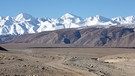 Schotterpiste in der tibetischen Wüste. Die Regenschattenwüsten der Erde werden von Gebirgen abgeschirmt, deren Berge wie eine Barriere gegen Regen wirken. Hier erfahrt ihr mehr über diese besonderen Wüsten.  | Bild: picture-alliance/dpa