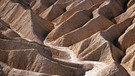 Death Valley aus der Luft in der Wüste Mojave. Die Regenschattenwüsten der Erde werden von Gebirgen abgeschirmt, deren Berge wie eine Barriere gegen Regen wirken. Hier erfahrt ihr mehr über diese besonderen Wüsten. | Bild: picture-alliance/dpa