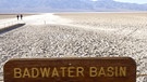 Badwater Basin im Death Valley in der Wüste Mojave. Die Regenschattenwüsten der Erde werden von Gebirgen abgeschirmt, deren Berge wie eine Barriere gegen Regen wirken. Hier erfahrt ihr mehr über diese besonderen Wüsten. | Bild: picture-alliance/dpa