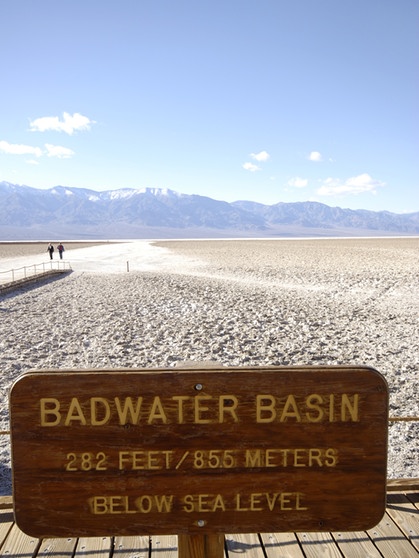 Badwater Basin im Death Valley in der Wüste Mojave. Die Regenschattenwüsten der Erde werden von Gebirgen abgeschirmt, deren Berge wie eine Barriere gegen Regen wirken. Hier erfahrt ihr mehr über diese besonderen Wüsten. | Bild: picture-alliance/dpa