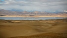 Wüste in Tibet. Die Regenschattenwüsten der Erde werden von Gebirgen abgeschirmt, deren Berge wie eine Barriere gegen Regen wirken. Hier erfahrt ihr mehr über diese besonderen Wüsten. | Bild: picture-alliance/dpa