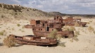 Aralsee in Usbekistan - Schiffsfriedhof in der Sandwüste Aralkum. Die Wüsten wachsen - und wir Menschen sind nicht unschuldig daran, weil wir in trockenen Gebieten Böden, Vegetation und Wasservorräte zu intensiv nutzen. | Bild: picture alliance/dpa | Ulf Mauder