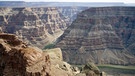 Zum größten Teil eine Wüstenlandschaft: Das Coliorado-Plateau (hier der Colorado River im Grand Canyon). In vielen Wüsten der Erde gibt es spektakuläre Landschaften und Felsformationen. Verantwortlich dafür ist meistens Erosion: Verwitterungsprozesse durch Wind und Wasser. | Bild: picture-alliance/dpa