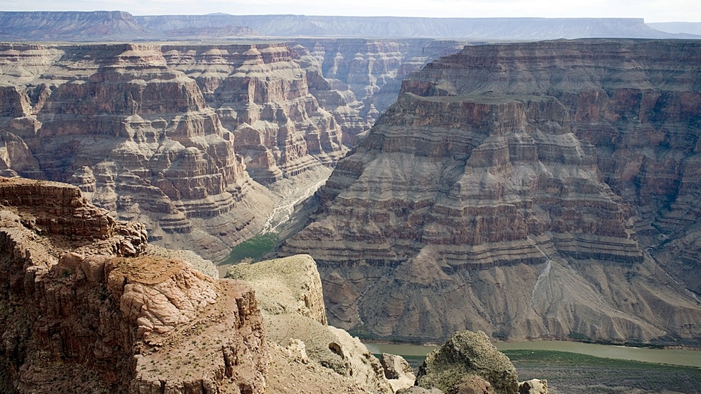 Zum größten Teil eine Wüstenlandschaft: Das Coliorado-Plateau (hier der Colorado River im Grand Canyon). In vielen Wüsten der Erde gibt es spektakuläre Landschaften und Felsformationen. Verantwortlich dafür ist meistens Erosion: Verwitterungsprozesse durch Wind und Wasser. | Bild: picture-alliance/dpa