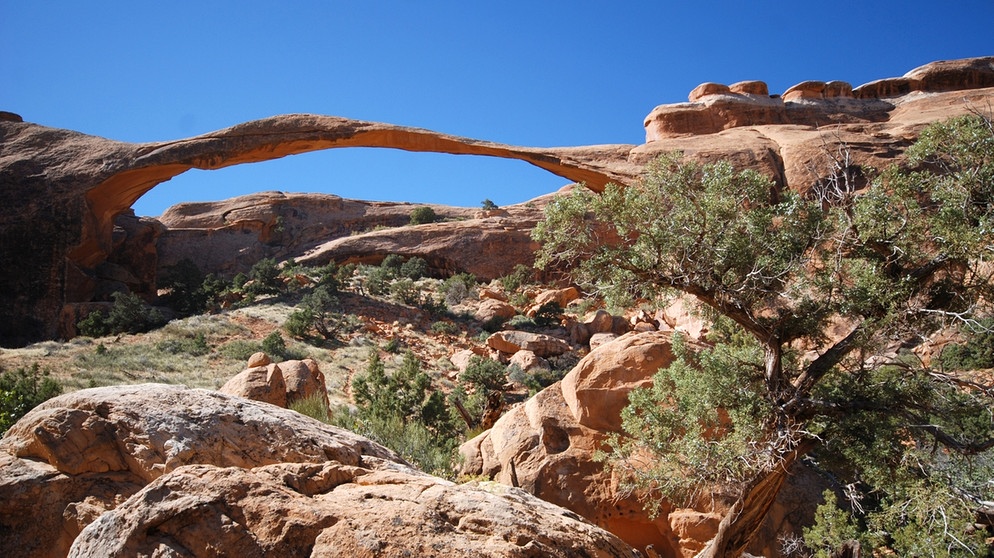 Auch in der Great-Basin-Wüste: Landscape Arch in Utah. In vielen Wüsten der Erde gibt es spektakuläre Landschaften und Felsformationen. Verantwortlich dafür ist meistens Erosion: Verwitterungsprozesse durch Wind und Wasser. | Bild: picture-alliance/dpa