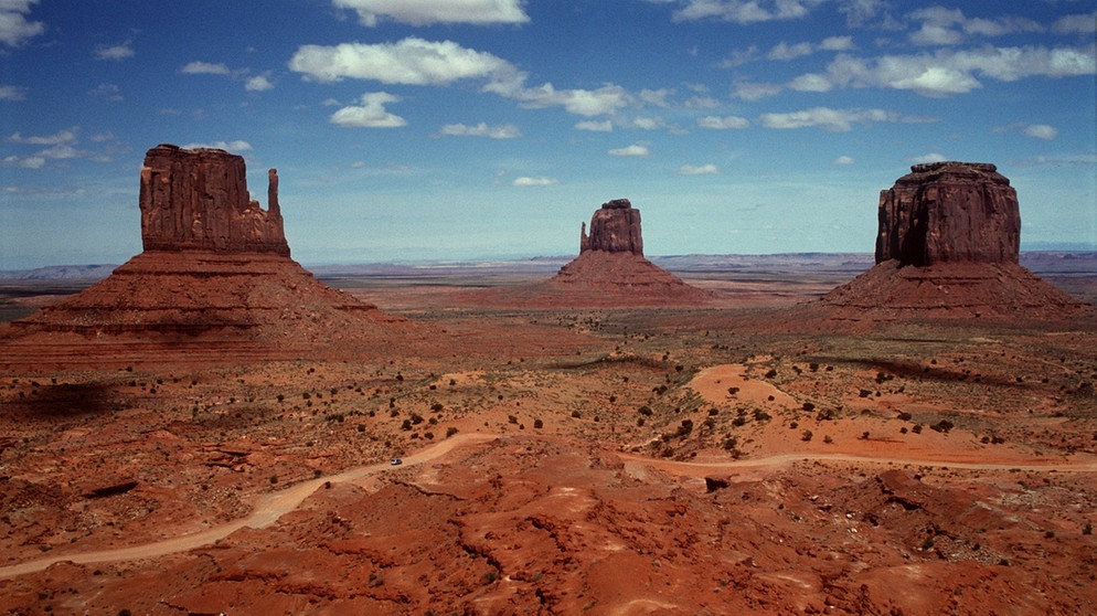 Monument Valley an der Grenze von Arizona und Utah. In vielen Wüsten der Erde gibt es spektakuläre Landschaften und Felsformationen. Verantwortlich dafür ist meistens Erosion: Verwitterungsprozesse durch Wind und Wasser. | Bild: picture-alliance/dpa