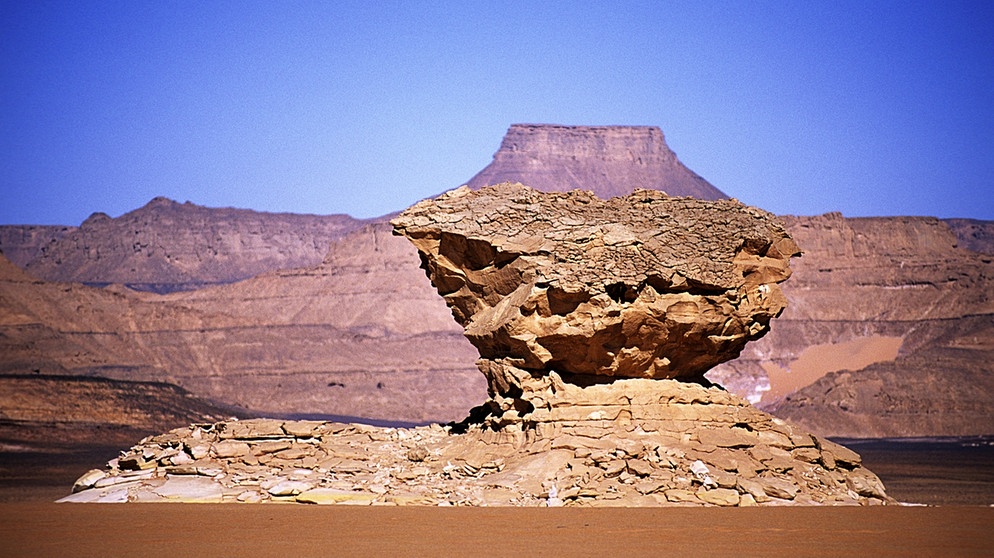 Sahara-Wüste: Plateau Gilf Kebir in Ägypten. In vielen Wüsten der Erde gibt es spektakuläre Landschaften und Felsformationen. Verantwortlich dafür ist meistens Erosion: Verwitterungsprozesse durch Wind und Wasser. | Bild: picture-alliance/dpa