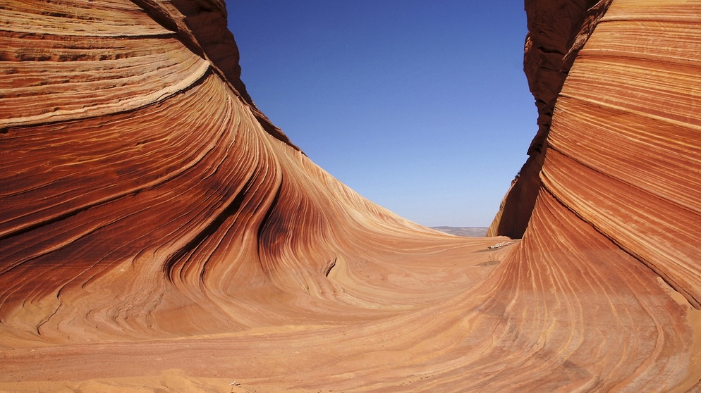 Felsformation "Wave" im Vermilion Cliffs National Monument in Arizona, USA. In vielen Wüsten der Erde gibt es spektakuläre Landschaften und Felsformationen. Verantwortlich dafür ist meistens Erosion: Verwitterungsprozesse durch Wind und Wasser. | Bild: picture alliance / blickwinkel/McPHOTO/U. Gernhoefe 