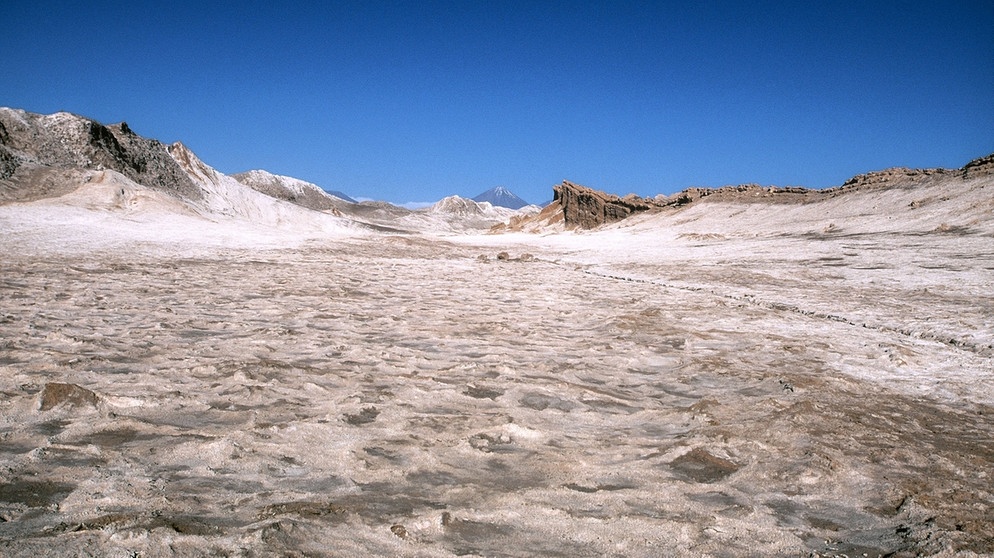 Salzwüste Valle de la Luna in Bolivien. Die Landschaften der Wüste der Erde sind weltweit unterschiedlich. Milliarden von Sandkörnern, Dünen, Schotterebenen, Felsgebirge, Salzseen und auch Eisflächen prägen die trockensten Gebiete der Welt. | Bild: picture-alliance/dpa