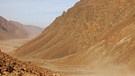 Keine seltene Form der Wüste: die Geröllwüste, wie die Sahara in Ägypten. Die Landschaften der Wüste der Erde sind weltweit unterschiedlich. Milliarden von Sandkörnern, Dünen, Schotterebenen, Felsgebirge, Salzseen und auch Eisflächen prägen die trockensten Gebiete der Welt. | Bild: picture-alliance/dpa
