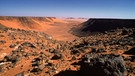 Wadi Hamra im Gilf Kebir in der ägyptischen Sahara. Die Landschaften der Wüste der Erde sind weltweit unterschiedlich. Milliarden von Sandkörnern, Dünen, Schotterebenen, Felsgebirge, Salzseen und auch Eisflächen prägen die trockensten Gebiete der Welt. | Bild: picture-alliance/dpa